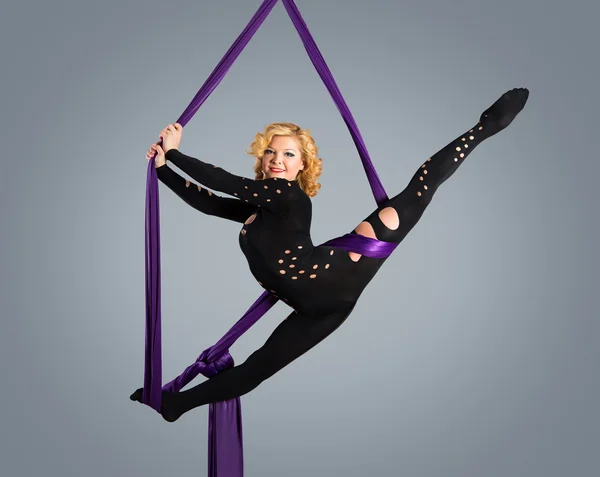 Hermosa bailarina en seda aérea, contorsión aérea, cintas aéreas, seda aérea, tejidos aéreos, tela, cinta, tejido —  Fotos de Stock