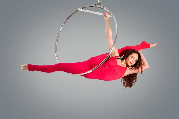 Gimnasta de plástico hermosa chica en anillo de circo acrobático en traje de color carne. Anillo aéreo . —  Fotos de Stock