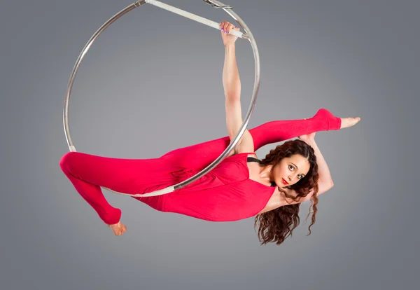 Ginasta menina bonita de plástico no anel de circo acrobático em terno de cor de carne. Anel aéreo . — Fotografia de Stock