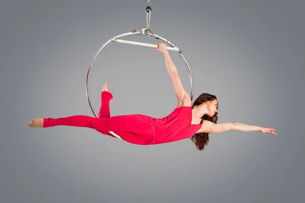 Ginasta menina bonita de plástico no anel de circo acrobático em terno de cor de carne. Anel aéreo . — Fotografia de Stock