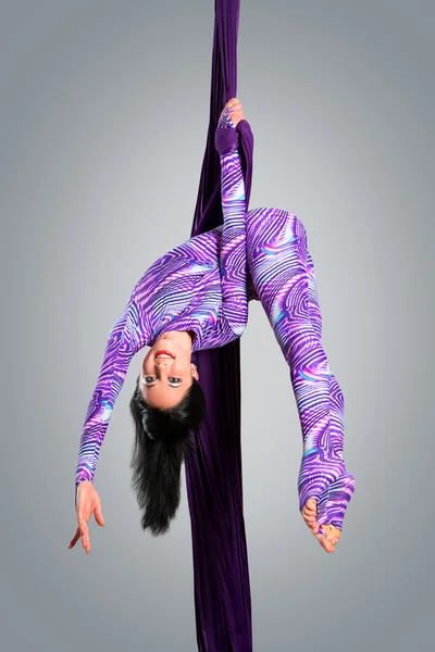 Hermosa bailarina en seda aérea, contorsión aérea, ribbo aéreo —  Fotos de Stock