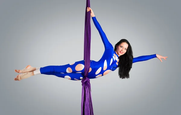 Hermosa bailarina en seda aérea, contorsión aérea, ribbo aéreo — Foto de Stock