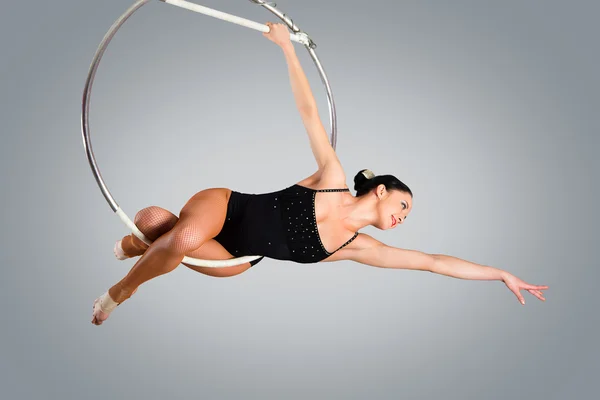 Muovi kaunis tyttö voimistelija akrobaattinen sirkus rengas lihassa — kuvapankkivalokuva