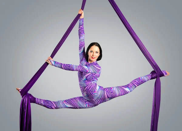 Hermosa bailarina en seda aérea, contorsión aérea, ribbo aéreo — Foto de Stock