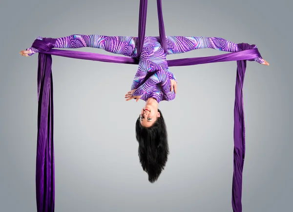 Hermosa bailarina en seda aérea, contorsión aérea, ribbo aéreo — Foto de Stock