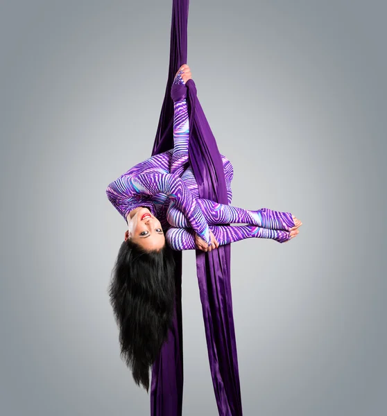 Hermosa bailarina en seda aérea, contorsión aérea, ribbo aéreo — Foto de Stock