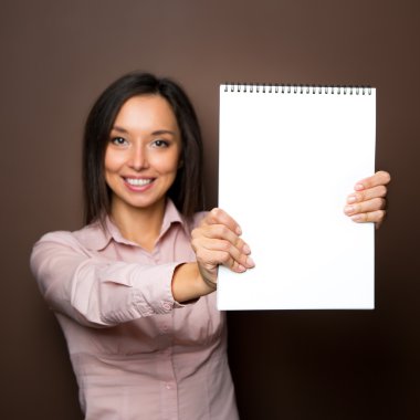 Gösteren kadın holding beyaz boş işareti co ile billboard tasarlamak