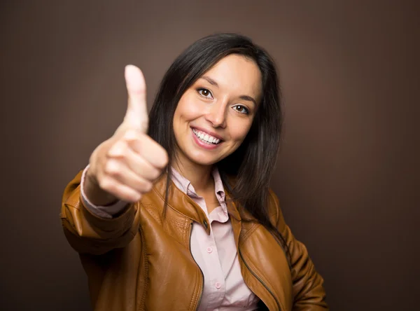Donna che dà pollice in su approvazione gesto segno mano sorridente felice Foto Stock