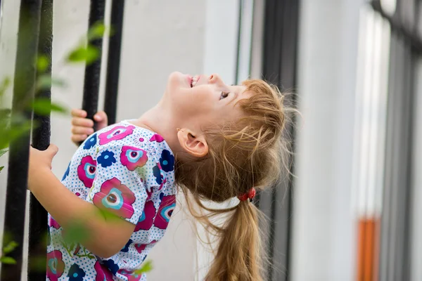 Feliz niña escalando en el patio al aire libre —  Fotos de Stock