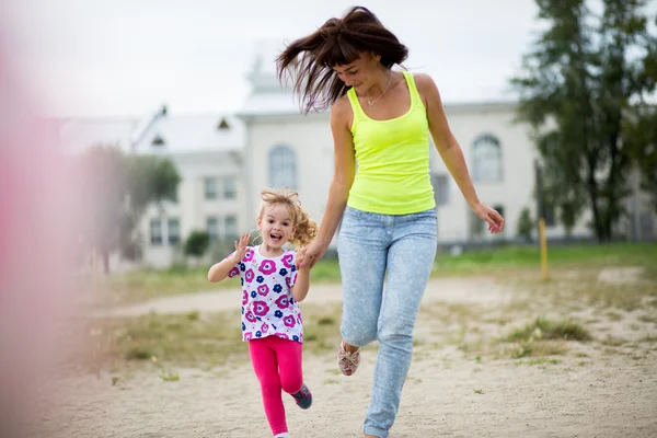 Madre e figlia nel parco — Foto Stock