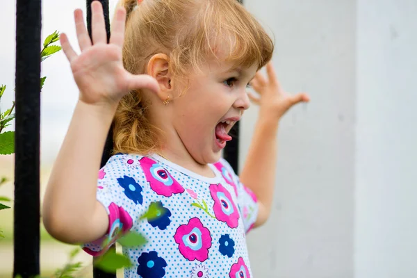 Feliz niña escalando en el patio al aire libre —  Fotos de Stock