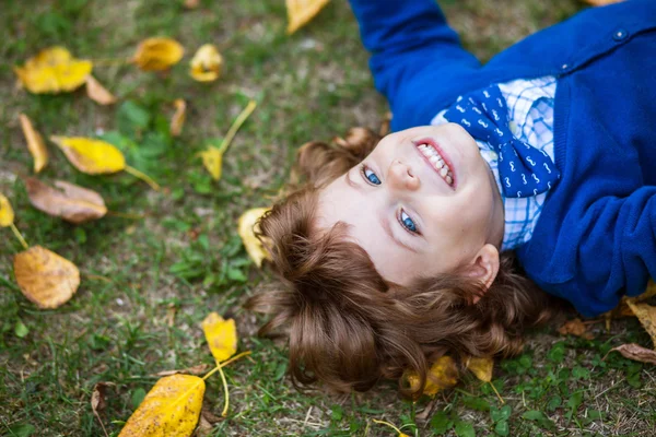 Niño de moda en el parque de otoño —  Fotos de Stock