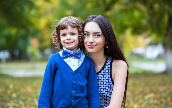 Ritratto di bambino alla moda e sua madre — Foto Stock