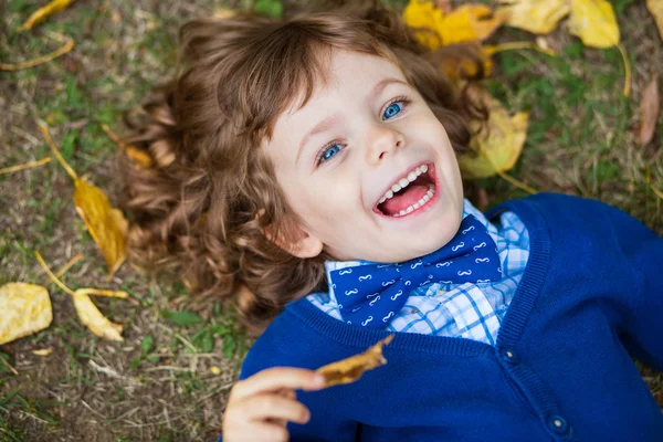 Fashionable kid in autumn park — Stock Photo, Image