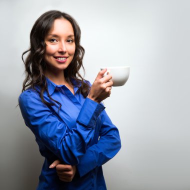 Bardak ve tabak, izole iş kadın portre. Kadın mo