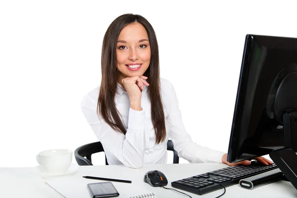 Retrato de uma jovem mulher de negócios usando computador no escritório — Fotografia de Stock