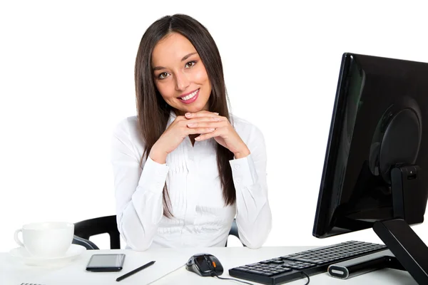 Портрет молодої ділової жінки, яка використовує комп'ютер в офісі — стокове фото