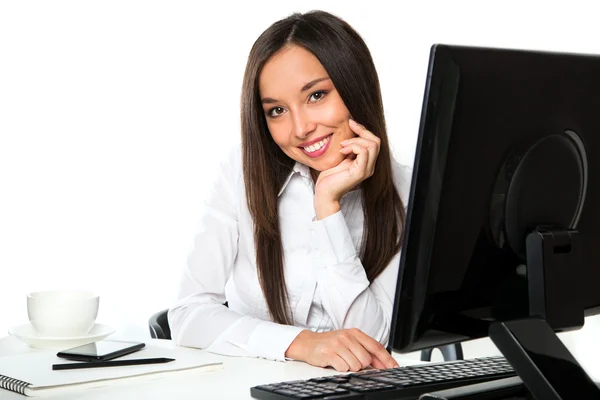 Portret młodej biznesmenki korzystającej z komputera w biurze — Zdjęcie stockowe