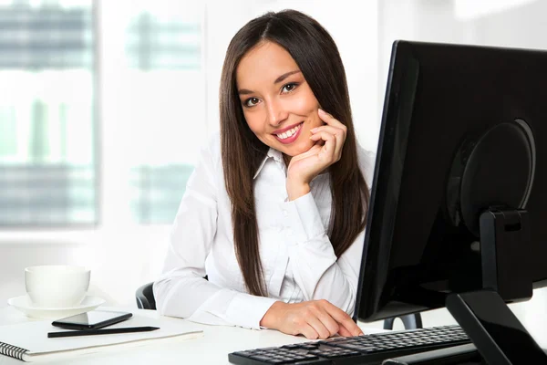 Retrato de una joven mujer de negocios usando computadora en la oficina — Foto de Stock