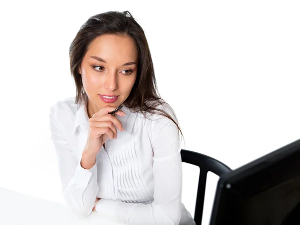 Retrato de una joven mujer de negocios usando computadora en la oficina — Foto de Stock