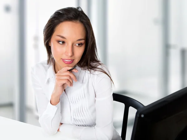 Портрет молодой деловой женщины за компьютером в офисе — стоковое фото