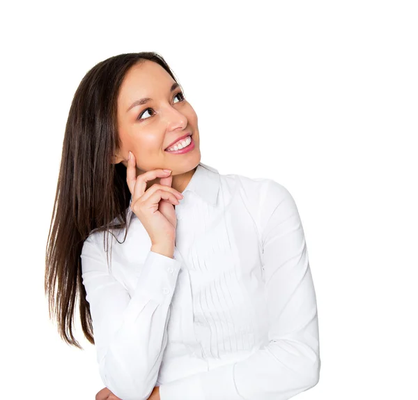 Femme d'affaires souriante en tenue de cérémonie assise sur le lieu de travail — Photo