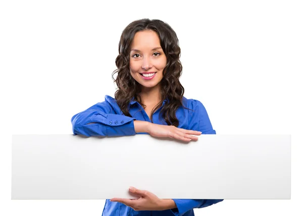 Lächelnde Geschäftsfrau hält weiße Werbetafel in der Hand. weiße Karte. — Stockfoto