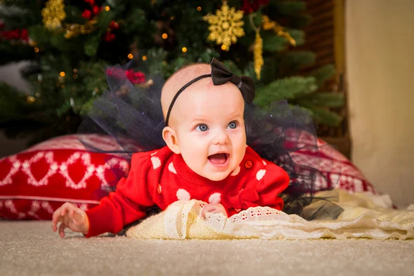 Conceito de Ano Novo. Adorável menina e menino perto de uma Christma — Fotografia de Stock