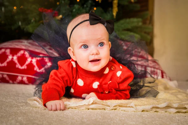 New Year's Concept. Adorable little girl and boy near a Christma — ストック写真