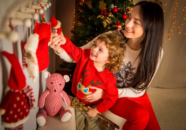 Mãe feliz com um menino perto de uma árvore de Natal. ano novo g Imagem De Stock