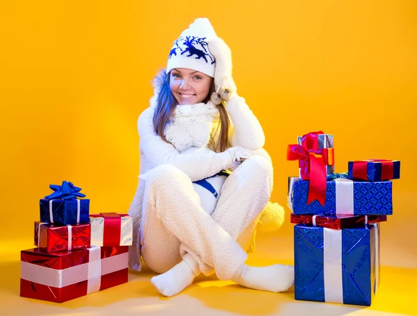 Christmas Woman. Beautiful New Year and Christmas Gift Holiday M — Stock Photo, Image