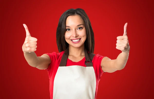 Cozinhando e conceito de comida - sorridente chef feminino, cozinheiro ou padeiro wi — Fotografia de Stock