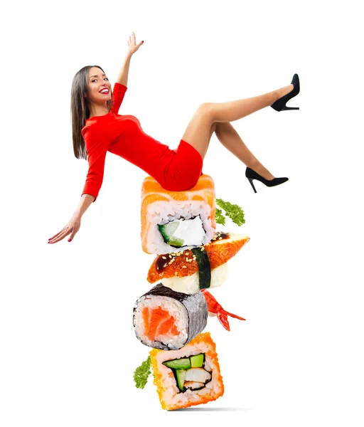 Jovem bela mulher sentada em uma montanha de sushi — Fotografia de Stock