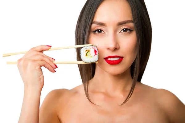 Giovane donna che tiene il sushi con le bacchette, isolata su bianco — Foto Stock