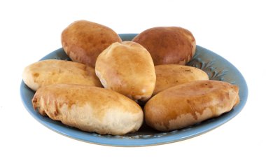 Ev yapımı börek beyaz arka plan üzerinde izole bir plaka üzerinde yalan