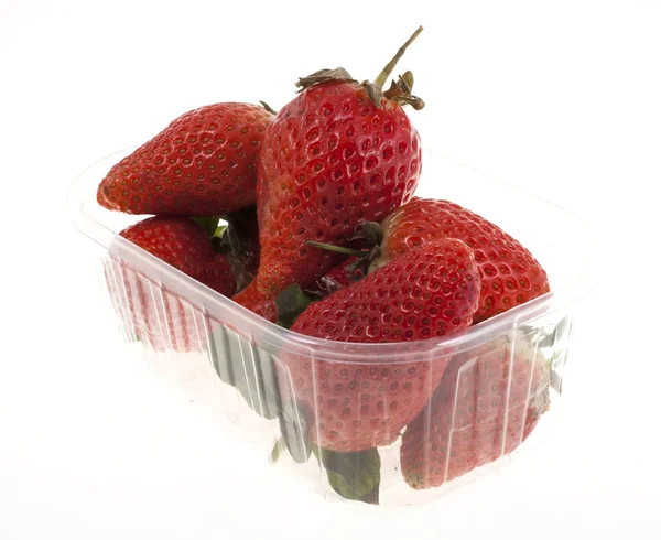 Erdbeeren in Plastikfolie, isoliert auf weißem Hintergrund — Stockfoto