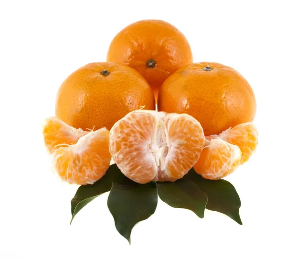 Tangerines aux feuilles vertes isolées sur fond blanc — Photo