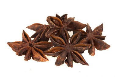 Beyaz arka plan üzerinde izole anasonu (yıldız şeklinde anason)