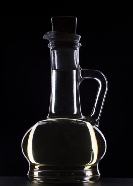 Bir cam şişe siyah bir arka plan ayçiçeği tohumu yağı