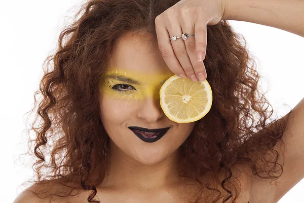 Portret van een meisje met een citroen op een witte achtergrond — Stockfoto