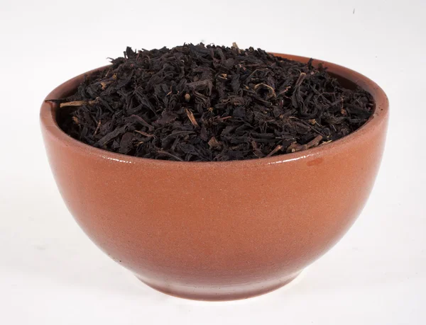 Té negro en una máscara marrón sobre un fondo blanco — Foto de Stock