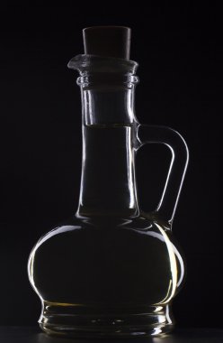 Bir cam şişe siyah bir arka plan ayçiçeği tohumu yağı