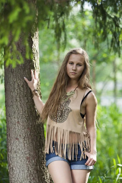 Chica de pie cerca del árbol en el parque — Foto de Stock