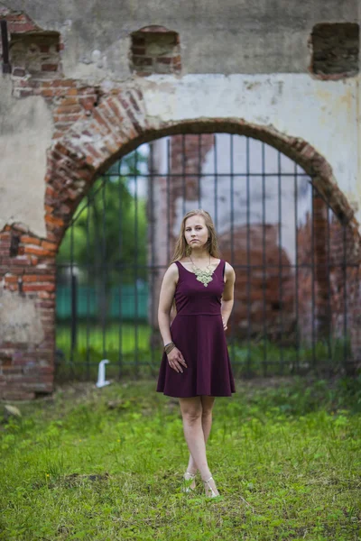 Una ragazza in un vestito — Foto Stock