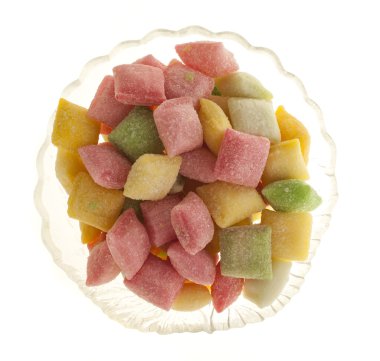 Cam Vazoda beyaz bir arka plan üzerinde çok renkli şeker yastıkları