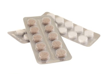 Beyaz arka plan üzerinde izole ambalaj Tablet