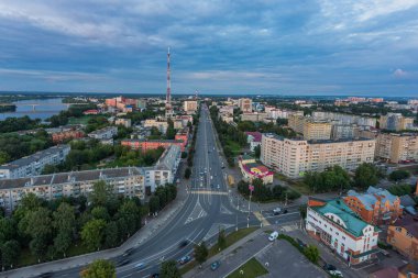 - Rusya. Tver. Gün batımında şehirlerin en üst görüntüsü. Vagzhanov Caddesi