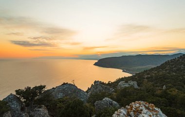 Kırım. Karaul Dağı. Günbatımında Kosmos Tepesi Deniz manzarası
