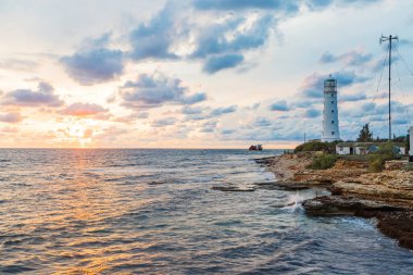 Kırım. Tarkhankut Burnu. Deniz feneri gün batımında denizin arka planında