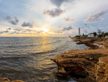 Kırım. Tarkhankut Burnu. Gün batımında deniz feneri